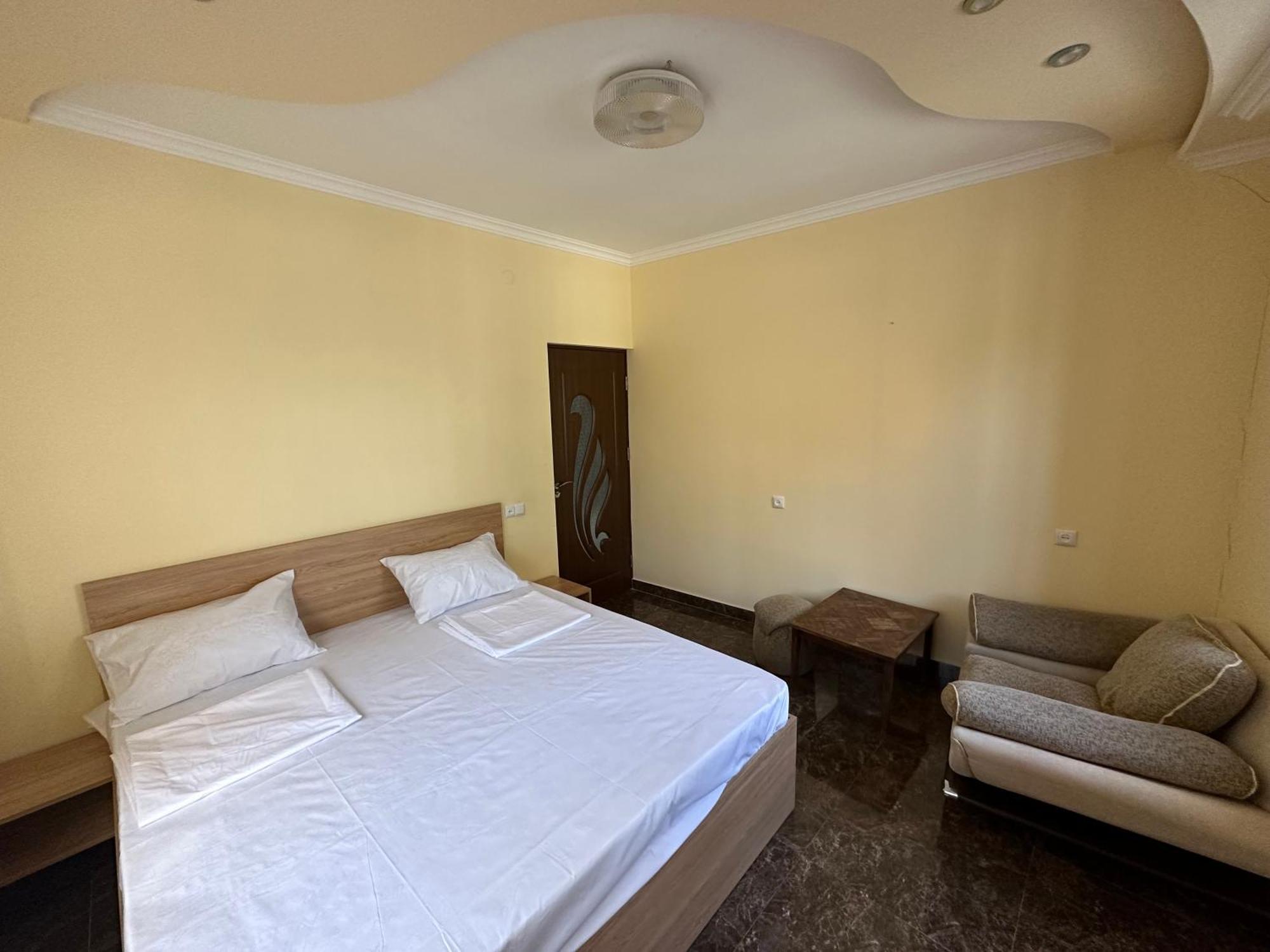 Favorit Hotel-Hostel Erivan Exterior foto